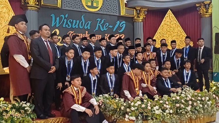 42 Santri Pondok Pesantren Darul Hikmah Kutoarjo Islamic School Diwisuda