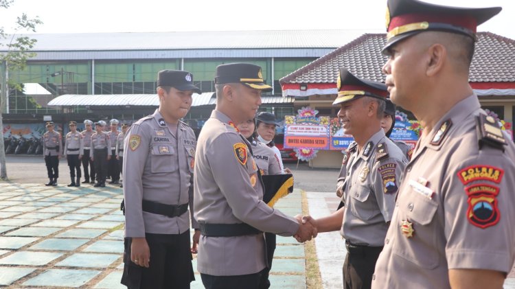 Kapolres Purworejo Pimpin Lansung Upacara Korp Raport Kenaikan Pangkat Periode 1 Juli 2025
