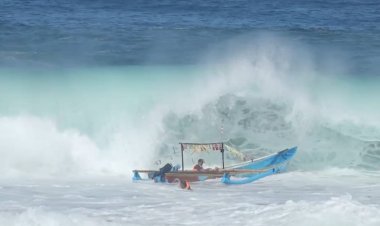 Diterjang Ombak Saat Sedekah Laut, Tiga Perahu Terbalik – Tradisi Tetap Khidmat, Semua Selamat.