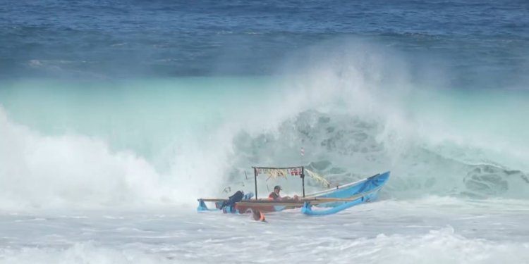 Diterjang Ombak Saat Sedekah Laut, Tiga Perahu Terbalik – Tradisi Tetap Khidmat, Semua Selamat.