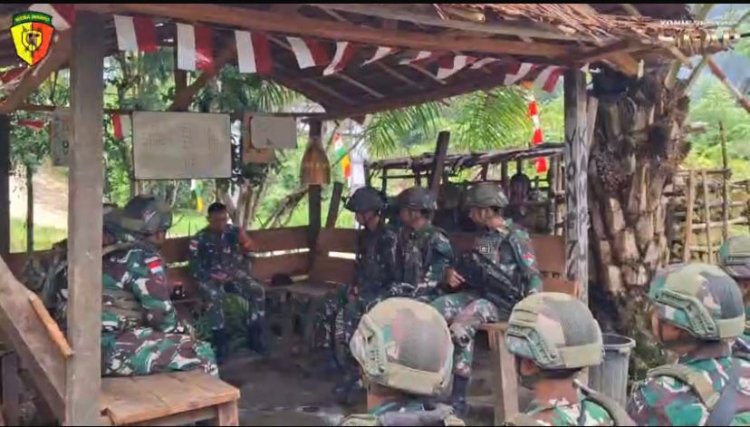 Dansatgas Yonif 763/SBA Kunjungi Pos Subin, Berikan Jam Komandan dan Bantuan Logistik Kepada Seluruh Personel Pos Subin