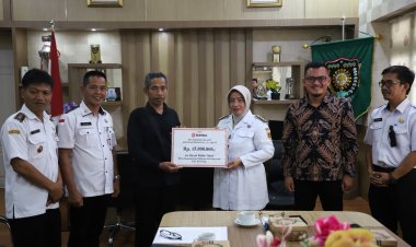 Bupati Purworejo Serahkan Tali Asih kepada Keluarga Korban Laka Laut di Pantai Dewaruci Jatimalang